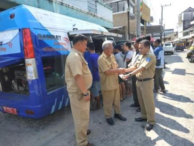 Penyerahan STNK Pembayaran Pajak 1 Tahun oleh Ka.UPT. Bakuda Babel Wil.Kab.Bangka, Yeri,S.Sos kepada WPL di Samling, Terminal Lama Belinyu Kab.Bangka, Selasa, 03 September 2019