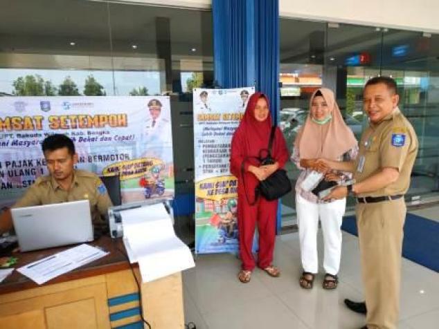 Kepala UPT.Bakuda Babel Wil.Kab.Bangka, Yeri,S.Sos, Menyerahkan STNK kepada WPL Yang Membayar Pajak Motor Roda 2 di Samsat Setempoh, Bank SumselBabel Cabang Puding Besar, Senin, 09 September 2019