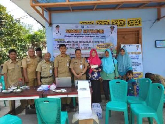 Kepala UPT.Bakuda Wil.Kab.Bangka,Yeri,S.Sos bersama warga Bukit Layang yang membayar pajak 1 tahun di Kantor Desa Bukit Layang Bangka,