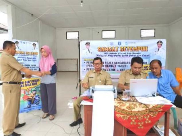 Kepala UPT.Bakuda Wil.Kab.Bangka, Yeri,S,Sos Menyerahkan STNK Pembayaran Pajak 1 Tahun Milik Warga Desa Bintet  Yang Membayar Pajak di Samsat Setempoh, Kantor Desa Bintet Belinyu Bangka, Selasa, 24 September 2019