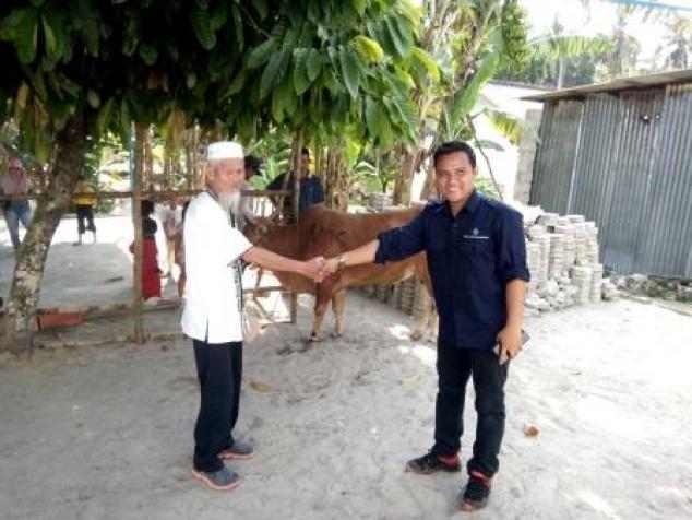 Penyerahan Sumbangan 1 Ekor Sapi Dari PT.Timah Kepada Surau Gotong Royong Srimenanti Sungailiat dari Tito Bora PT. Timah Agro Manunggal kepada Sekretaris Surau Gotong Srimenanti,Drs.H.Armadi Padli