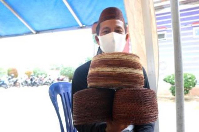 Samsudin(Penjual Kopiah Resam Bangka)giat menjajakan Kopiah Resam di Kegiatan Samsat Setempoh Loket Tambahan Samsat Bangka, Kamis, 26 November 2020