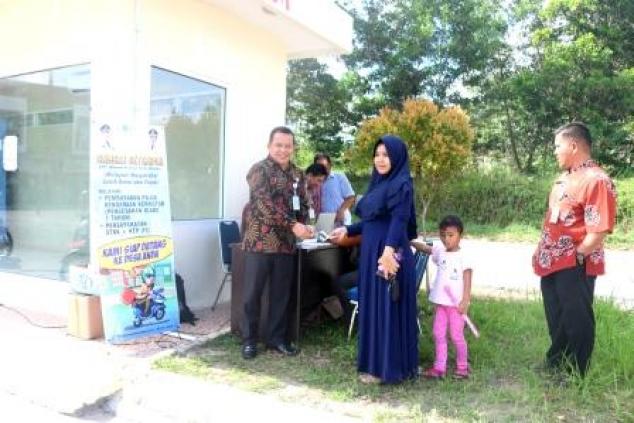 Ka.UPT. Samsat Sungailiat menyerahkan STNK 1 Tahun kepada WPL di Pasar Higinies Air Ruai  Pemali