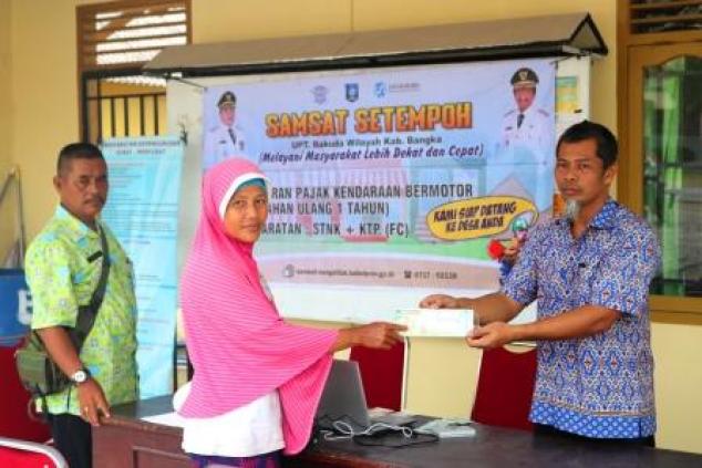 Penyerahan STNK 1 Tahun oleh SekDes Desa Deniang Riau Silip Bangka kepada WPL di Samsat Setempoh