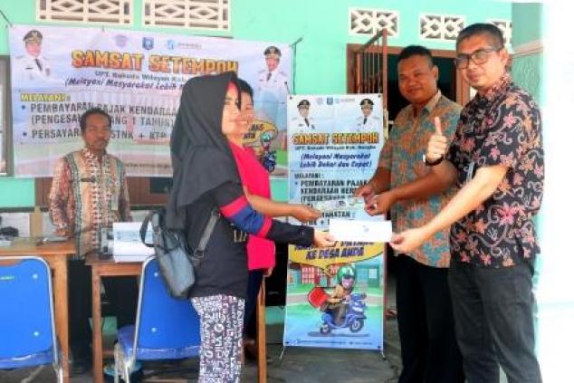 Kasi Penagihan Samsat Sungailiat, Benny Helmi,SE & SekDes Desa Cit, Deden Sudarmadi menyerahkan STNK Teliti Ulang 1 Tahun Kepada Warga Desa Cit