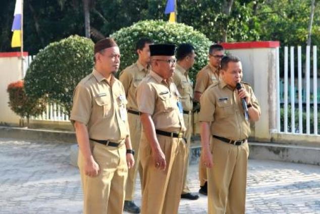 Kepala UPT.Bakuda Provinsi Kepulauan Bangka Belitung Wilayah Kab.Bangka memberikan arahan apel pagi, Senin, 12 Agustus 2019 di Kantor Samsat Sungailiat