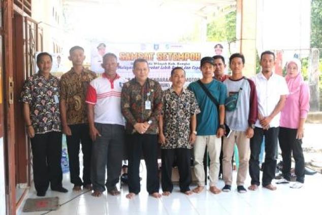 Kepala UPT. Bakuda Wil. Bangka, Yeri,S.Sos Foto Bersama Kades Rukem & Perangkat Desa Rukem  di Samsat Setempoh, Selasa, 20 Agustus 2019