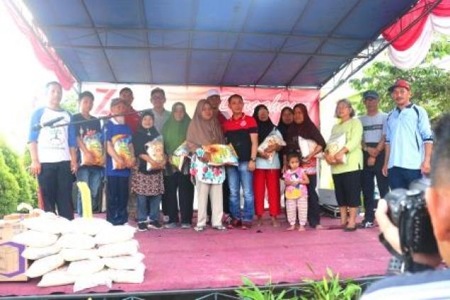 Bupati Kab.Bangka, Mulkan,SH,MH Menyerahkan Bantuan Beras Kepada Lansia, Anak Yatim Piatu di Acara Jalan Sehat, Lingk.Sripemandang & Srimenanti S.Liat, Minggu, 25 Agustus 2019