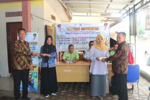 Kepala UPT.Bakuda Wil.Kab.Bangka, Yeri,S,Sos & Kepala Desa BalunIjuk Kec.Merawang Bangka, Supandi Menyerahkan STNK WPL Yang Membayar Pajak 1 Tahun di Samsat Setempoh Kantor Desa BalunIjuk Kec.Merawang Kab.Bangka, Kamis, 26 September 2019