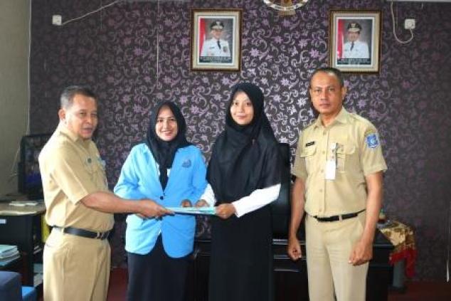Kepala UPT.Bakuda Wilayah Kab.Bangka, Yeri,S,Sos Menyerahkan Dokumentasi Profil Samsat Sungailiat Kepada Mahasiswa UBB di Ruang Ka.UPT.Bakuda Wil.Kab.Bangka, Selasa, 01 Oktober 2019