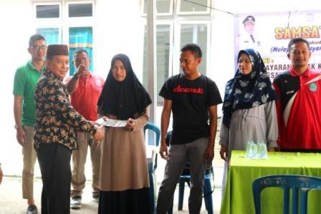 Kepala UPT.Bakuda Wilayah Kabupaten Bangka, Yeri,S,Sos Menyerahkan STNK Milik Warga Kotawaringin Di Samsat Setempoh, Jum'at, 18 Oktober 2019