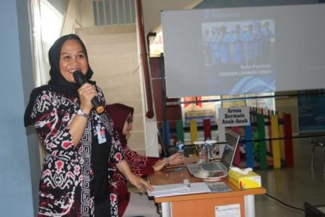 Henny Denyyanti,SE Selaku Senior Bank SumselBabel Menyampaikan Materi Tentang Pelayanan Publik Dalam Kegiatan Pelatihan Pelayanan Publik di Samsat Sungailiat, Sabtu, 19 Oktober 2019