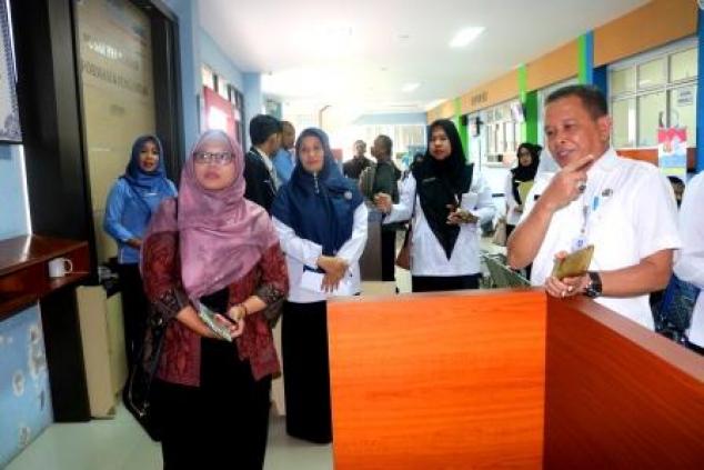 Ketua Tim Verifikasi Lapangan Dari KEMENPAN RB RI, Ibu Ummu Nur Hanifah Meninjau Kegiatan Pelayanan Publik di Samsat Sungailiat Di Dampingi Kepala UPT. Bakuda Wilayah Kabupaten Bangka, Yeri, S,Sos, Rabu, 20 November 2019