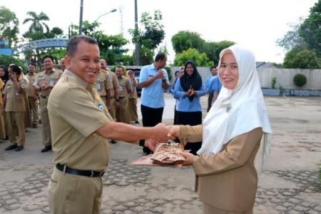 Kepala UPT.Bakuda Babel Wilayah Kabupaten Bangka, Yeri, S,Sos Menyerahkan Penghargaan Kepada Pegawai Samsat Sungailiat Yang Berprestasi Meri Eriyana, SE pada Kegiatan Apel Pagi, Senin, 23 Desember 2019