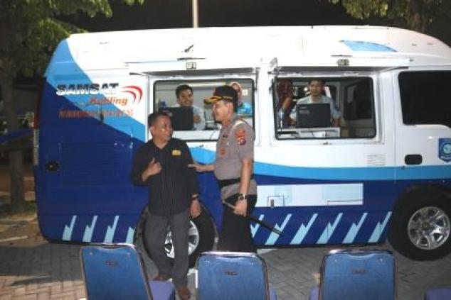 Kapolres Bangka, AKBP Aris Sulistyono Meninjau SAMLING Samsat Sungailiat Yang Disambut Oleh Kepala UPT.Bakuda Babel Wilayah Kabupaten Bangka, Yeri, S,Sos Di Acara Lounching YANMAS Night On The Spot Polres Bangka Di Taman Kota Sungailiat, Sabtu, 08 Februari 2020