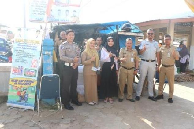 Kepala UPT.Bakuda Babel Wilayah Kabupaten Bangka, Yeri,S,Sos Bersama Anggota Kepolisian Polda Babel, Jasa Raharja dan Pegawai Bagian Pendaftaran, Pendataan & Penagihan UPT.Bakuda Babel Wilayah Kabupaten Bangka  Melaksanakan Kegiatan Samsat Setempoh Di Pasar Pagi Desa Baturusa Kecamatan Merawang Kabupaten Bangka, Senin, 02 Maret 2020