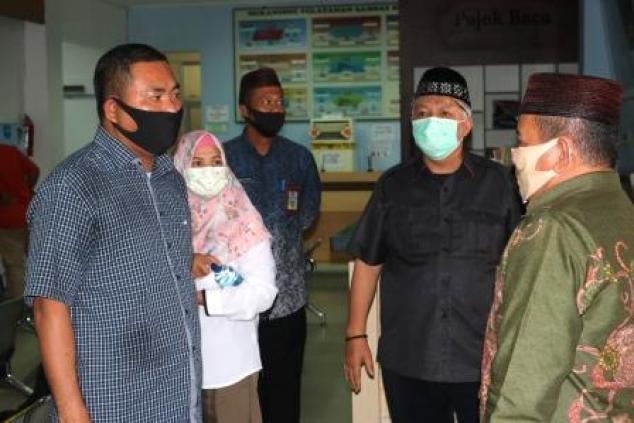 Ketua Komisi II Bidang Ekonomi & Keuangan DPRD Babel dan Anggota DPRD Babel Meninjau Kegiatan Pelayanan Publik (Pelayanan Pembayaran Pajak Kendaraan Roda 2 dan Roda 4) di Samsat Sungailiat, Kamis, 04 Juni 2020