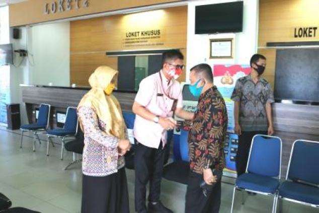 Kepala UPT. Bakuda Babel Wilayah Kabupaten Bangka, Yeri, S,Sos Memberikan Ucapan Selamat Kepada Benny Helmi, SE Atas Pelantikannya Sebagai Kepala UPT. Bakuda Babel Wilayah Kabupaten Bangka Selatan Dan Kepada Mery Eriana, SE Sebagai Kasi Pendataan, Pendaftaran Dan Penagihan UPT. Bakuda Babel Wilayah Kabupaten Bangka, Sabtu, 27 Juni 2020