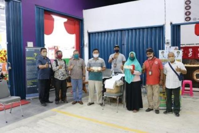 Kepala UPT.Bakuda Provinsi Kepulauan Bangka Belitung Wilayah Kabupaten Bangka, Yeri, S,Sos dan Pegawai Samsat Bangka Melaksanakan Kegiatan Samsat Setempoh Perdana di Pusat Perbelanjaan TJ MART Air Ruai Pemali Kabupaten Bangka, Jum'at, 18 September 2020