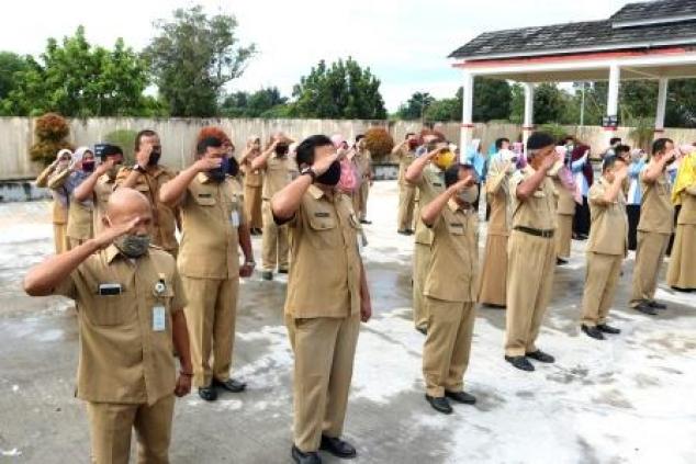 Aparatur Sipil Negara Pada UPT. Bakuda Provinsi Kepulauan Bangka Belitung Wilayah Kabupaten Bangka/Samsat Bangka melasanakan kegiatan Apel Pagi sebagai kewajiban dan penegakan disiplin di Samsat Bangka, Selasa, 22 September 2020