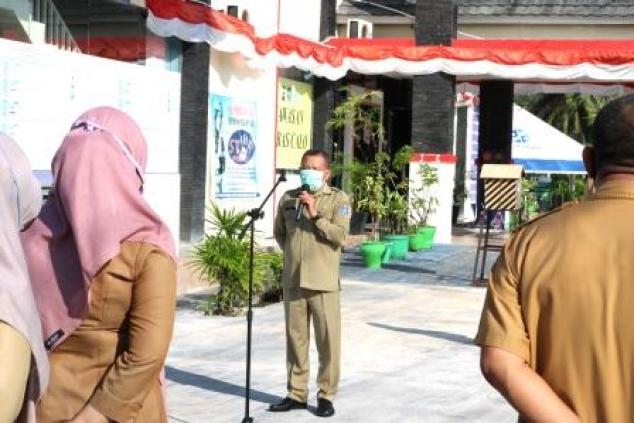 Kepala UPT.Bakuda Provinsi Kepulauan Bangka Belitung Wilayah Kabupaten Bangka/Samsat Bangka, Yeri,S,Sos Mengajak Pegawai Samsat Bangka Untuk Selalu Mematuhi Aturan Keprotokolan Kesehatan Dalam Rangka Mencegah Penyebaran Covid-19 Di Provinsi Kepulauan Bangka Belitung, Selasa, 06 Oktober 2020