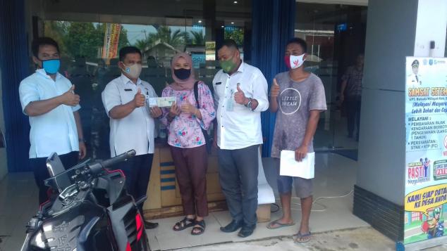 Cepat, Mudah & Bersahabat demikian pelayanan pembayaran pajak kendaraan bermotor R2 dan R4 Khusus Pengesahan Ulang 1 Tahun yang diberikan Pegawai Samsat Bangka Dalam Kegiatan Samsat Setempoh Di Bank SumselBabe Kecamatan Puding Besar Bangka, Rabu, 07 Oktober 2020