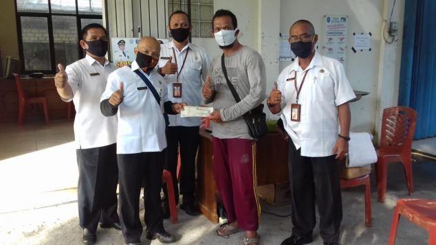 Pegawai Samsat Bangka Melaksanakan Kegiatan Samsat Setempoh Samsat Bangka Di Pasar Kite Sungailiat Kabupaten Bangka, Rabu, 23 September 2020
