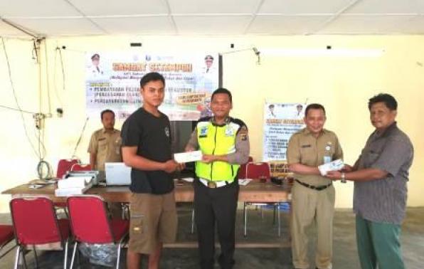 Kepala UPT. Bakuda Babel Wil.Kab.Bangka, Yeri,S.Sos & Brigadir Freddy Fermando,SH dari Polda Babel menyerahkan kepemilikan STNK kepada WPL di Kantor Desa Mapur Kec. Riau Silip Kab. Bangka, Selasa, 20 Agustus 2019