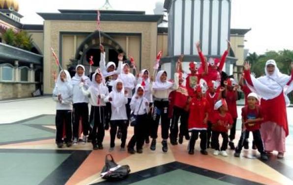 Kepala TPA Arroyan Sripemandang Sungailiat,Ustadzah Tina dan Anak-anak TPA Arroyan Sungailiat Berfoto Bersama di Mesjid Agung S.Liat, Lomba Lintas Alam Hutan Wisata Bukit Betung S.Liat, Minggu, 25 Agustus 2019 Kepala TPA Arroyan Sripemandang Sungailiat,Ustadzah Tina dan Anak-anak TPA Arroyan Sungailiat Berfoto Bersama di Mesjid Agung S.Liat, Lomba Lintas Alam Hutan Wisata Bukit Betung S.Liat, Minggu, 25 Agustus 2019
