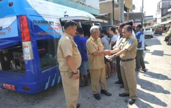 Penyerahan STNK Pembayaran Pajak 1 Tahun oleh Ka.UPT. Bakuda Babel Wil.Kab.Bangka, Yeri,S.Sos kepada WPL di Samling, Terminal Lama Belinyu Kab.Bangka, Selasa, 03 September 2019