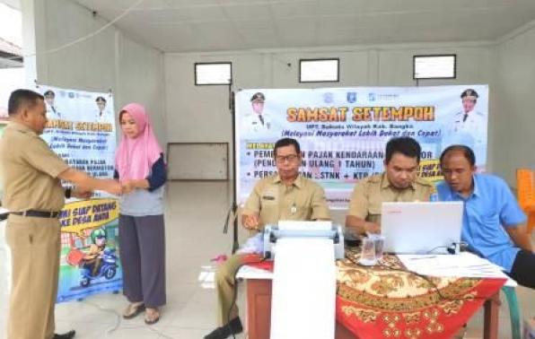 Kepala UPT.Bakuda Wil.Kab.Bangka, Yeri,S,Sos Menyerahkan STNK Pembayaran Pajak 1 Tahun Milik Warga Desa Bintet  Yang Membayar Pajak di Samsat Setempoh, Kantor Desa Bintet Belinyu Bangka, Selasa, 24 September 2019