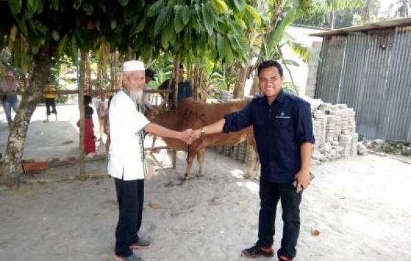 Penyerahan Sumbangan 1 Ekor Sapi Dari PT.Timah Kepada Surau Gotong Royong Srimenanti Sungailiat dari Tito Bora PT. Timah Agro Manunggal kepada Sekretaris Surau Gotong Srimenanti,Drs.H.Armadi Padli