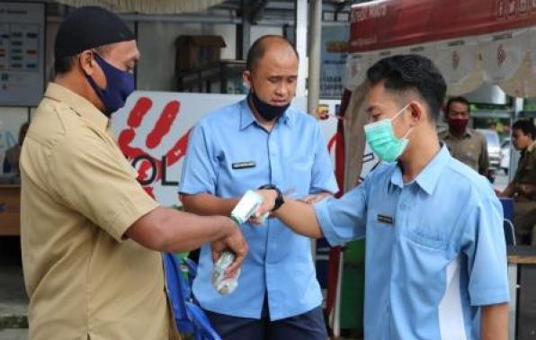 Penerapan Aturan Keprotokolan Kesehatan Pada UPT.Bakuda Provinsi Kepulauan Bangka Belitung Wilayah Kabupaten Bangka Di Kegiatan Samsat Setempoh Loket Tambahan Samsat Bangka, Selasa, 22 Desember 2020