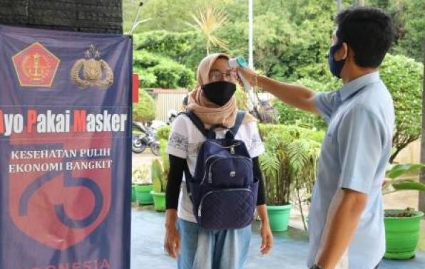 Pegawai Samsat Bangka melakukan pengecekan suhu tubuh kepada WP yang akan membayar pajak di loket utama Samsat Bangka, Selasa, 29 Desember 2020