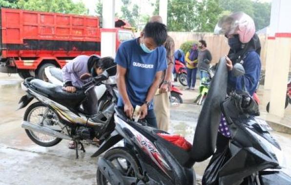Fajrin, Petugas Dari Bagian Cek Fisik Polda Kepulauan Bangka Belitung Melaksanakan kegiatan fisik kendaraan roda 2 milik WP di Kantor Samsat Bangka, Kamis, 28 Januari 2021