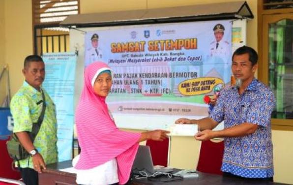 Penyerahan STNK 1 Tahun oleh SekDes Desa Deniang Riau Silip Bangka ,Puji Karyono kepada WPL di Samsat Setempoh