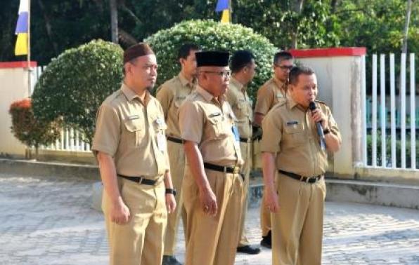 Kepala UPT.Bakuda Provinsi Kepulauan Bangka Belitung Wilayah Kab.Bangka memberikan arahan apel pagi, Senin, 12 Agustus 2019 di Kantor Samsat Sungailiat