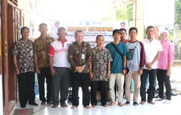 Kepala UPT. Bakuda Wil. Bangka, Yeri,S.Sos Foto Bersama Kades Rukem & Perangkat Desa Rukem  di Samsat Setempoh, Selasa, 20 Agustus 2019