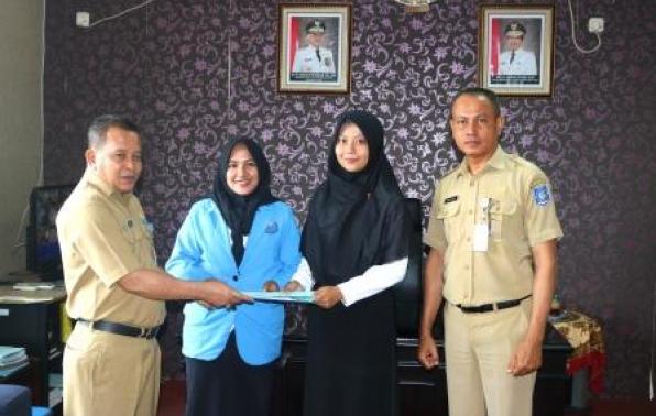 Kepala UPT.Bakuda Wilayah Kab.Bangka, Yeri,S,Sos Menyerahkan Dokumentasi Profil Samsat Sungailiat Kepada Mahasiswa UBB di Ruang Ka.UPT.Bakuda Wil.Kab.Bangka, Selasa, 01 Oktober 2019
