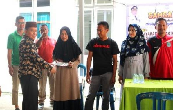 Kepala UPT.Bakuda Wilayah Kabupaten Bangka, Yeri,S,Sos Menyerahkan STNK Milik Warga Kotawaringin Di Samsat Setempoh, Jum'at, 18 Oktober 2019