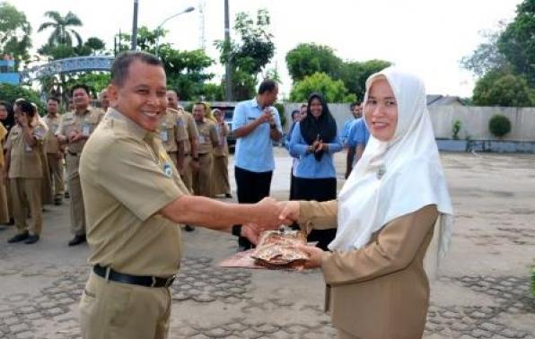 Kepala UPT.Bakuda Babel Wilayah Kabupaten Bangka, Yeri, S,Sos Menyerahkan Penghargaan Kepada Pegawai Samsat Sungailiat Yang Berprestasi Meri Eriyana, SE pada Kegiatan Apel Pagi, Senin, 23 Desember 2019