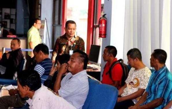 Kepala UPT.Babel Wilayah Kabupaten Bangka, Yeri,S,Sos Menyapa WPL Yang Membayar Pajak Di Kantor Samsat Sungailiat Selama Pemutihan.