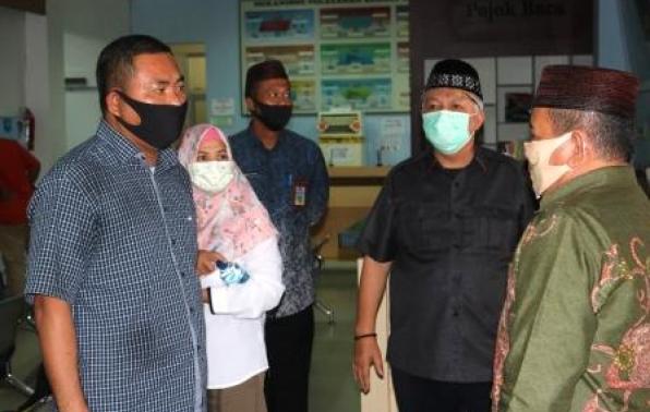 Ketua Komisi II Bidang Ekonomi & Keuangan DPRD Babel, Adet Mastur, SH,MH dan Anggota DPRD Babel Meninjau Kegiatan Pelayanan Publik (Pelayanan Pembayaran Pajak Kendaraan Roda 2 dan Roda 4) di Samsat Sungailiat, Kamis, 04 Juni 2020