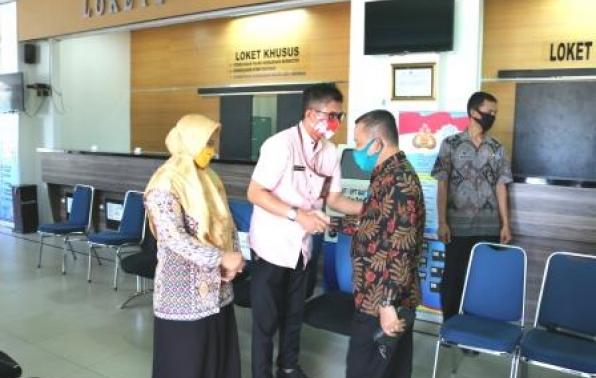 Kepala UPT. Bakuda Babel Wilayah Kabupaten Bangka, Yeri, S,Sos Memberikan Ucapan Selamat Kepada Benny Helmi, SE Atas Pelantikannya Sebagai Kepala UPT. Bakuda Babel Wilayah Kabupaten Bangka Selatan Dan Kepada Mery Eriana, SE Sebagai Kasi Pendataan, Pendaftaran Dan Penagihan UPT. Bakuda Babel Wilayah Kabupaten Bangka, Sabtu, 27 Juni 2020