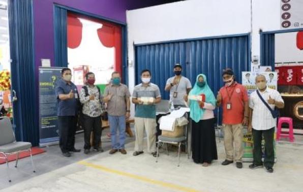 Kepala UPT.Bakuda Provinsi Kepulauan Bangka Belitung Wilayah Kabupaten Bangka, Yeri, S,Sos dan Pegawai Samsat Bangka Melaksanakan Kegiatan Samsat Setempoh Perdana di Pusat Perbelanjaan TJ MART Air Ruai Pemali Kabupaten Bangka, Jum'at, 18 September 2020