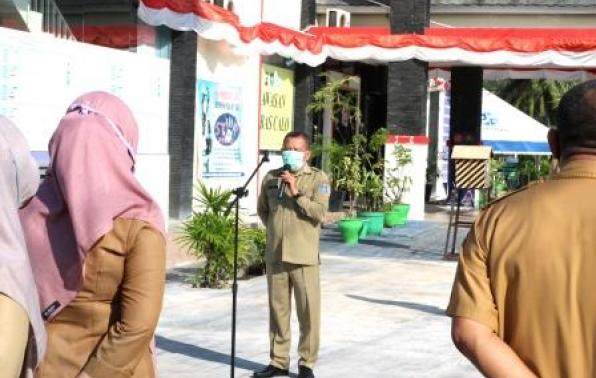 Kepala UPT.Bakuda Provinsi Kepulauan Bangka Belitung Wilayah Kabupaten Bangka/Samsat Bangka, Yeri,S,Sos Mengajak Pegawai Samsat Bangka Untuk Selalu Mematuhi Aturan Keprotokolan Kesehatan Dalam Rangka Mencegah Penyebaran Covid-19 Di Provinsi Kepulauan Bangka Belitung, Selasa, 06 Oktober 2020