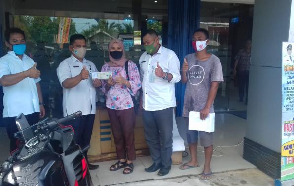 Cepat, Mudah & Bersahabat demikian pelayanan pembayaran pajak kendaraan bermotor R2 dan R4 Khusus Pengesahan Ulang 1 Tahun yang diberikan Pegawai Samsat Bangka Dalam Kegiatan Samsat Setempoh Di Bank SumselBabe Kecamatan Puding Besar Bangka, Rabu, 07 Oktober 2020