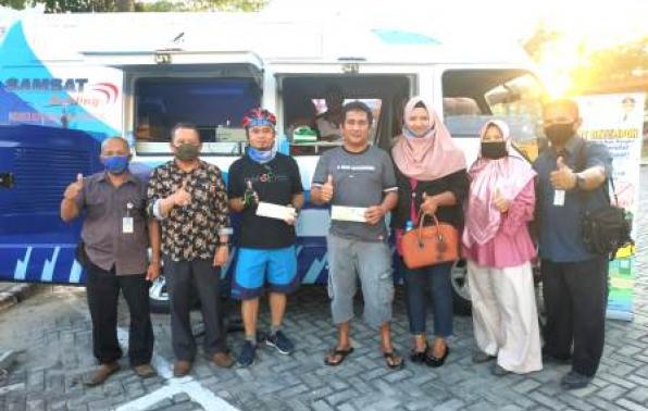 Kepala UPT.Bakuda Provinsi Kepulauan Bangka Belitung Wilayah Kabupaten Bangka, Yeri, S,Sos Melaksanakan Kegiatan Samsat Setempoh Bersama Staf Bagian Pendataan, Pendaftaran Dan Penagihan Samsat Bangka Di Pasar Baru Kecamatan Belinyu Kabupaten Bangka, Senin, 10 Agustus 2020