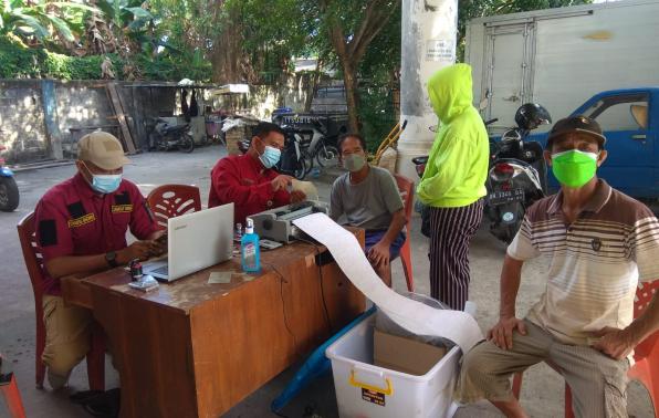 Petugas Samsat Setempoh Samsat Bangka Melaksanakan Pelayanan Pembayaran Pajak Kendaraan Bermotor R2 & R4 Khusus Pengesahan Ulang 1 tahun Di Pasar Kite Sungailiat Kabupaten Bangka, Sabtu, 30 Oktober 2021