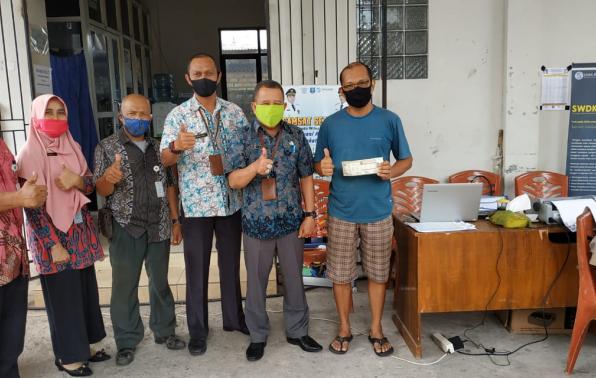 Kepala UPT.Bakuda Provinsi Kepulauan Bangka Belitung Wilayah Kabupaten Bangka, Yeri,S,Sos Bersama Pegawai Samsat Bangka Melaksanakan Kegiatan Samsat Setempoh Di Pasar Kite Sungailiat Kabupaten Bangka, Sabtu, 12 September 2020